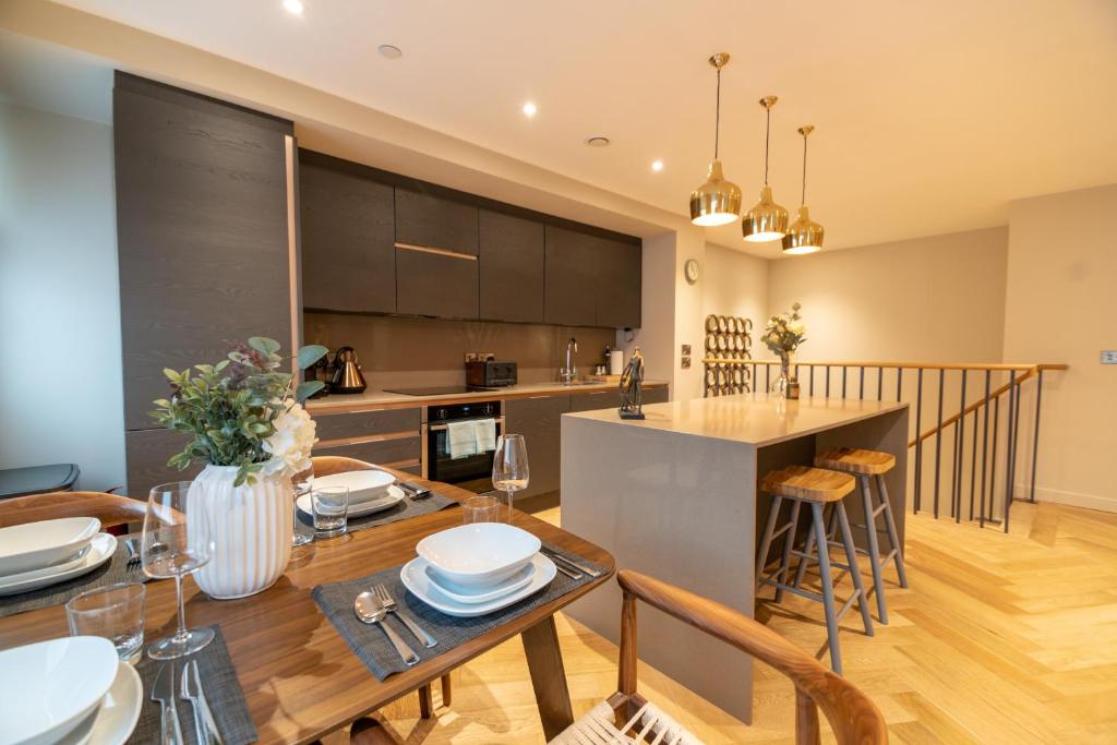 een keuken en een woonkamer met een tafel en een eetkamer bij Entire 2 Bed - Free Parking - No. 15 - The Cosy Collection Ltd in York