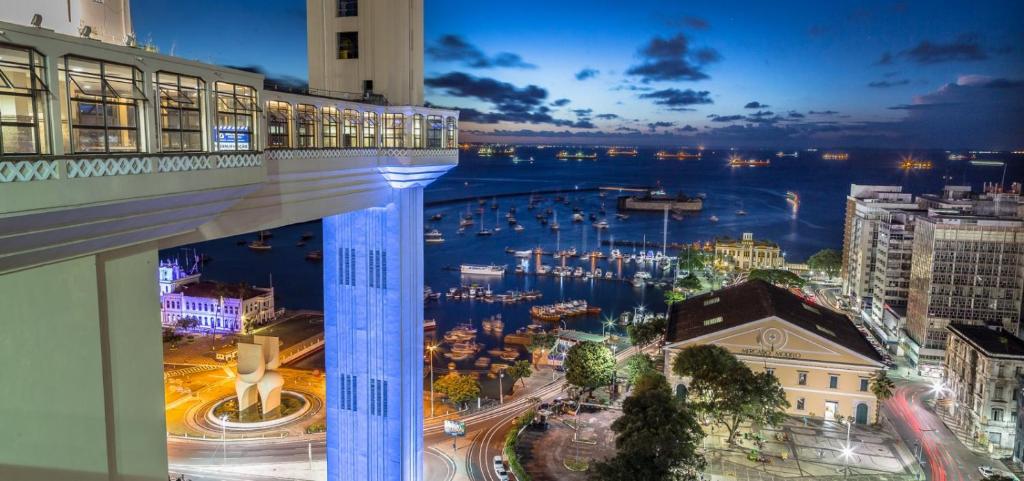 une vue sur les toits d'une ville la nuit dans l'établissement Quarto perto Pelourinho, à Salvador