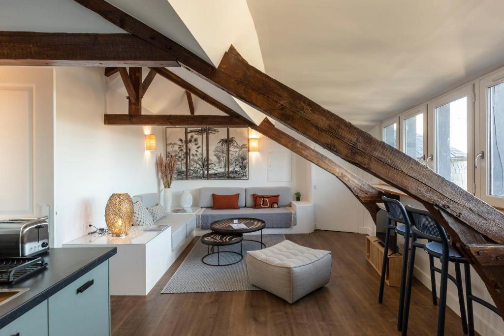 un salon avec un canapé et une table dans l'établissement Là-Haut - 3 Panorama of the Estuary - City Center, à Honfleur