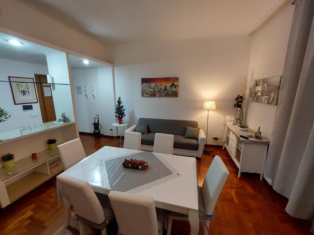een woonkamer met een tafel en een bank bij Vespasiano 49 in Rome