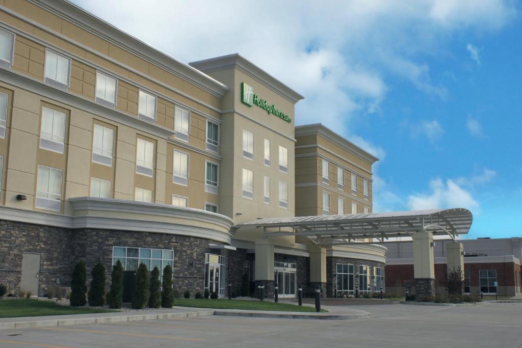 un hôtel avec un panneau à l'avant dans l'établissement Holiday Inn & Suites - Hopkinsville - Convention Ctr, an IHG Hotel, à Hopkinsville