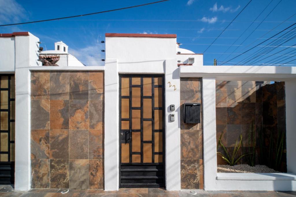 una casa con una puerta y una puerta principal en PENINSULA STAYS 3 BR House & AC + Private Parking + FAST WIFI, en Chetumal
