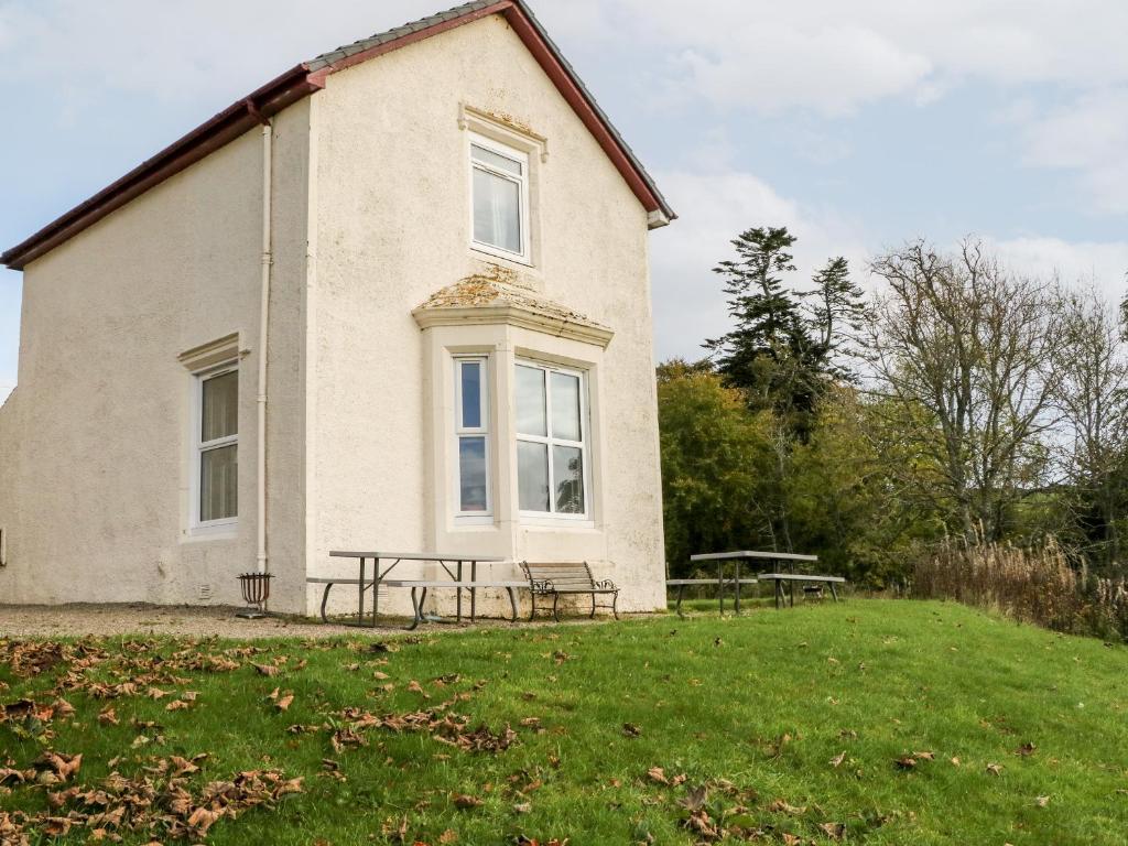 a house with a picnic table in front of it at Riechip in Riechip