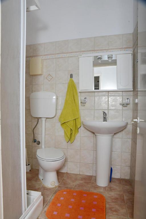 łazienka z toaletą i umywalką w obiekcie Eirini - LOGGOS APARTMENTS w mieście Longós