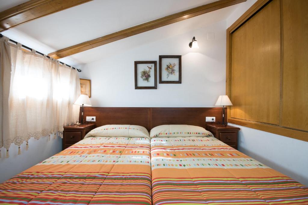 Un pat sau paturi într-o cameră la Casa rural Vista Alegre , cerca de Valencia y Castellón