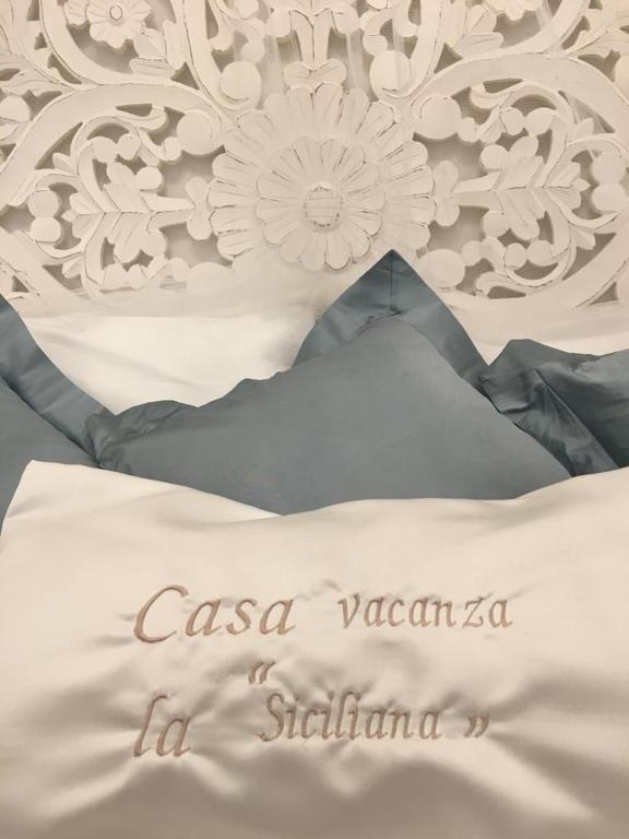 A bed or beds in a room at La Siciliana-di fronte la Cattedrale