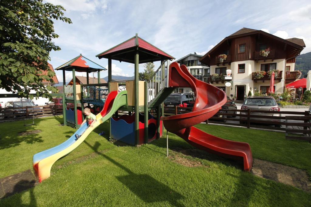 Zona de joacă pentru copii de la Dorf Café