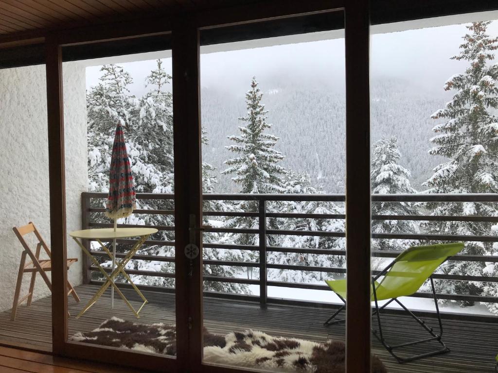Cette chambre offre une vue sur les arbres enneigés. dans l'établissement Superbe 2 pcs cabine terrasse vue féérique pistes et montagnes, à Auron
