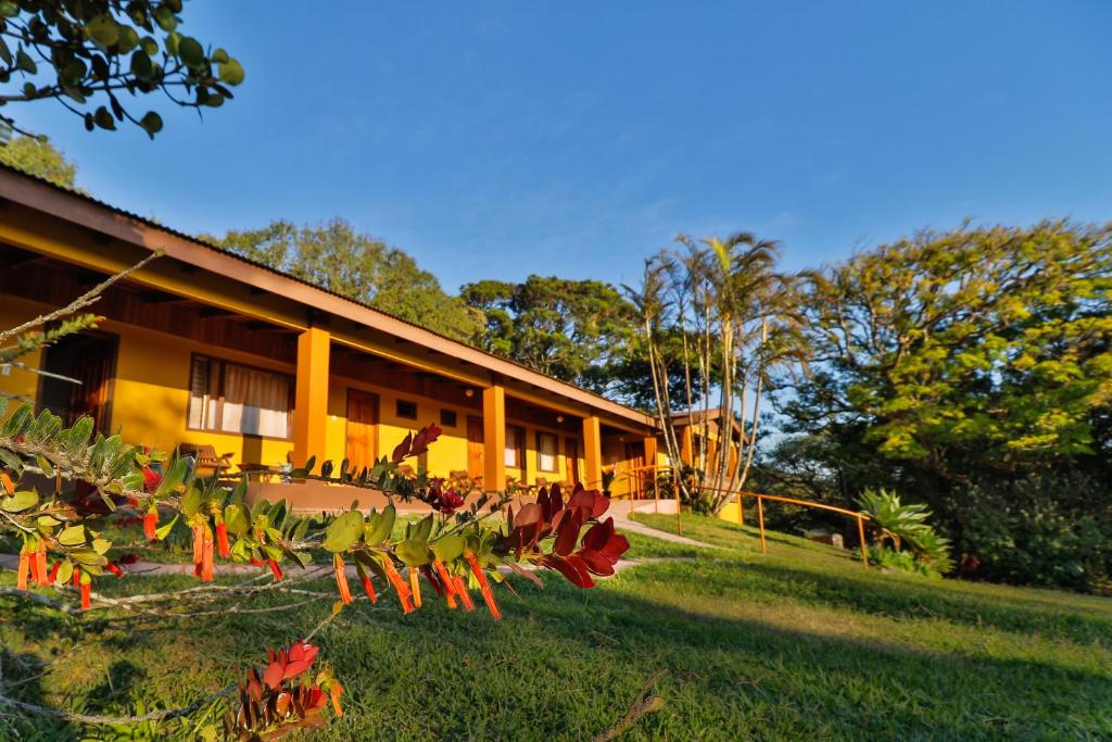 Un edificio con un montón de plantas delante. en Sunset Monteverde, en Monteverde
