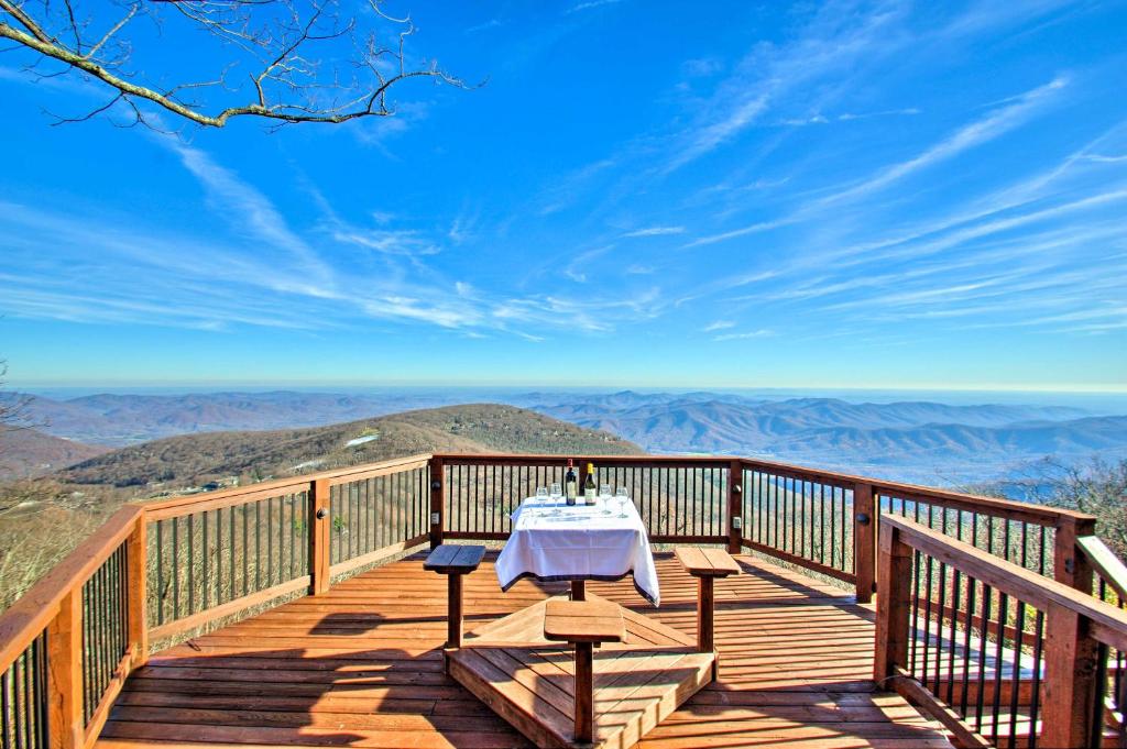 - une table sur une terrasse avec vue sur les montagnes dans l'établissement Wintergreen Resort Villa Less Than 2 Mi to Ski Slopes, à Lyndhurst