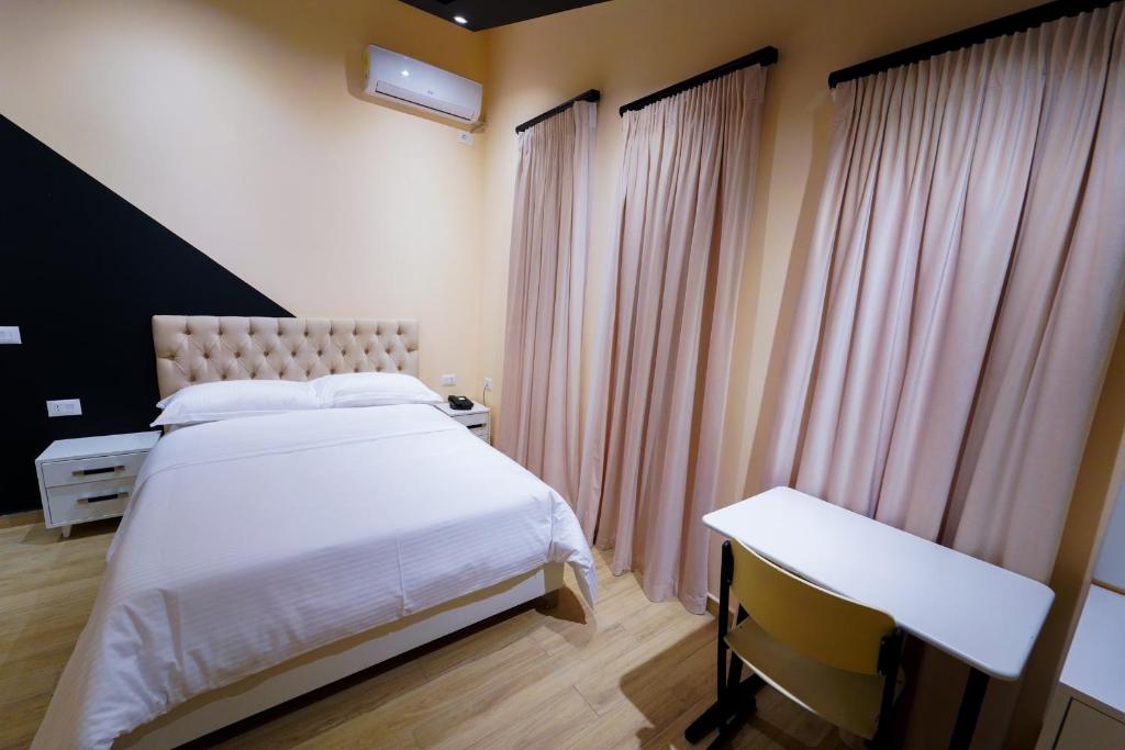 Postel nebo postele na pokoji v ubytování SR99 Hotel