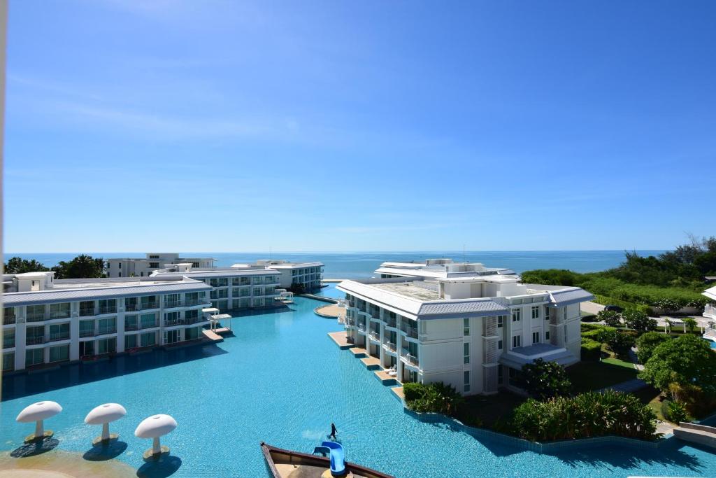ariaal uitzicht op een resort met de oceaan op de achtergrond bij The Energy Seaside Huahin by PP in Ban Bo Khaem