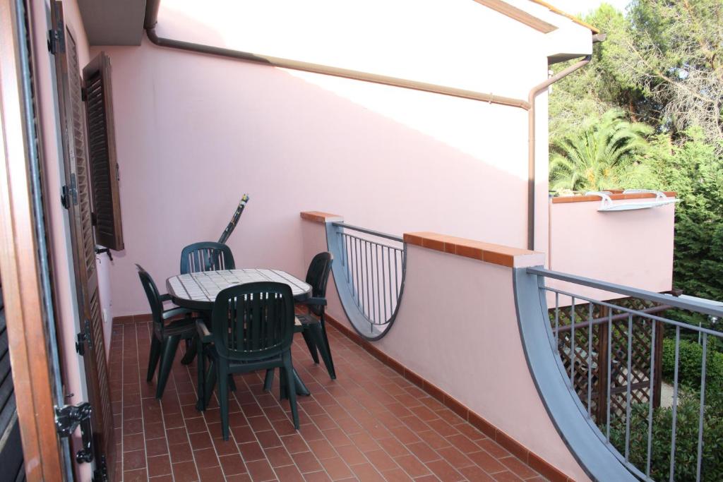 einen Balkon mit einem Tisch und Stühlen darauf in der Unterkunft Appartamento Greta in Porto Azzurro