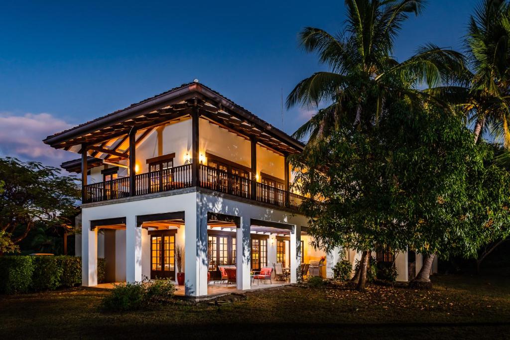uma casa grande com uma varanda em cima em Villa Estrella del Mar em Tamarindo