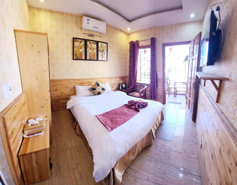 Dang Khoa Garden Inn في سابا: غرفة نوم بسرير كبير في غرفة