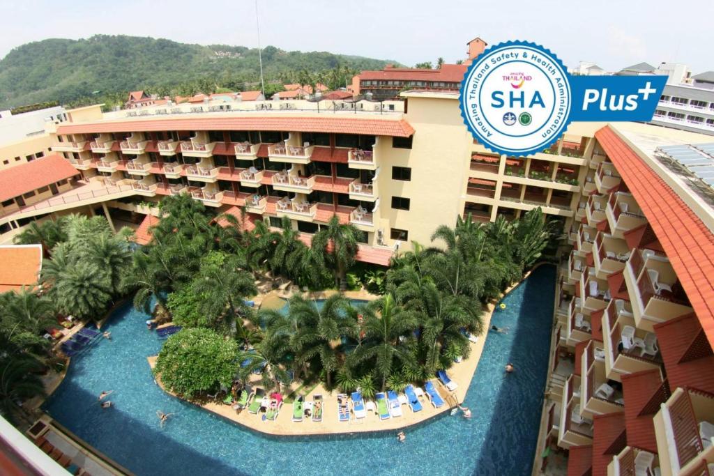 uma vista aérea do hotel e casino flamingo em Baumanburi Hotel - SHA Extra Plus em Patong Beach