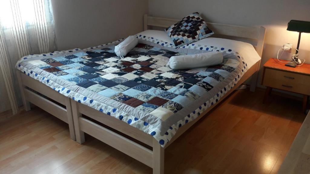 - un lit avec une couette dans une chambre dans l'établissement Bed and Breakfast BLUE in BLUE, Room GREEN +, à Komiža