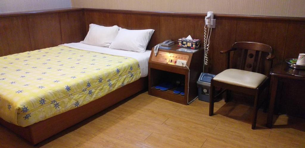 Postel nebo postele na pokoji v ubytování Jin Ge hot spring Hotel