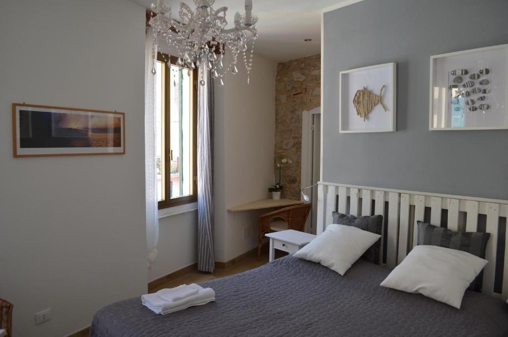 1 dormitorio con cama y lámpara de araña en Sottocoperta, en Riomaggiore