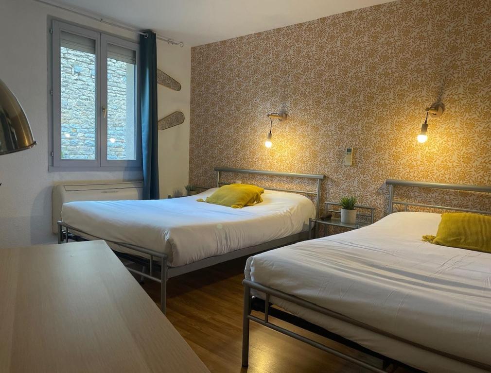 Postel nebo postele na pokoji v ubytování Hôtel le Thurot