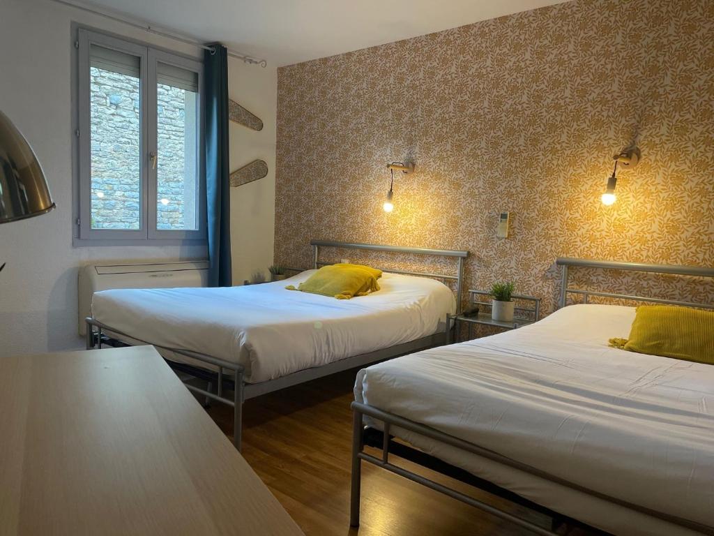 Postel nebo postele na pokoji v ubytování Hôtel le Thurot