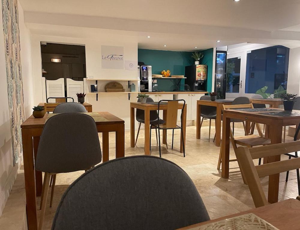 Posezení v ubytování Hôtel le Thurot