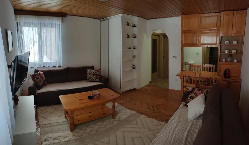 sala de estar con sofá y mesa en Jahorina apartman Košuta D5 en Jahorina