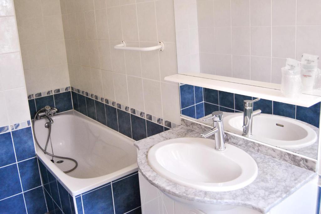 Koupelna v ubytování Hôtel le Thurot