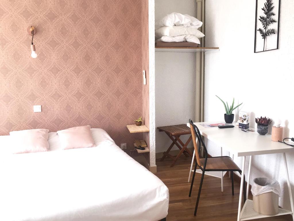 Postel nebo postele na pokoji v ubytování Hôtel le Thurot