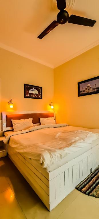 Postel nebo postele na pokoji v ubytování Hotel Kamal Nearest To Taj Mahal