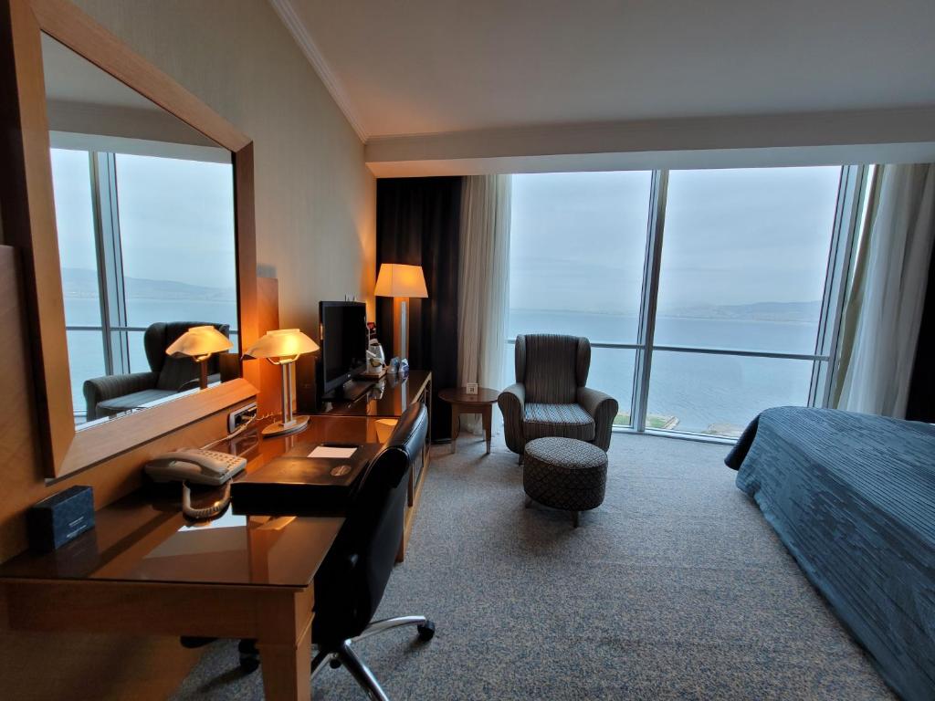 Wyndham Grand Izmir Ozdilek Thermal & Spa - Salle Du Club Avec Vue Sur La Mer - Non-fumeur