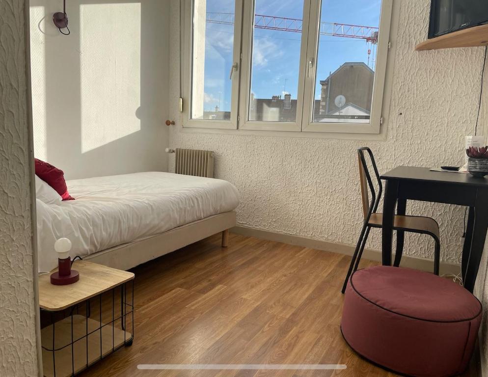 Postel nebo postele na pokoji v ubytování Hôtel le Thurot