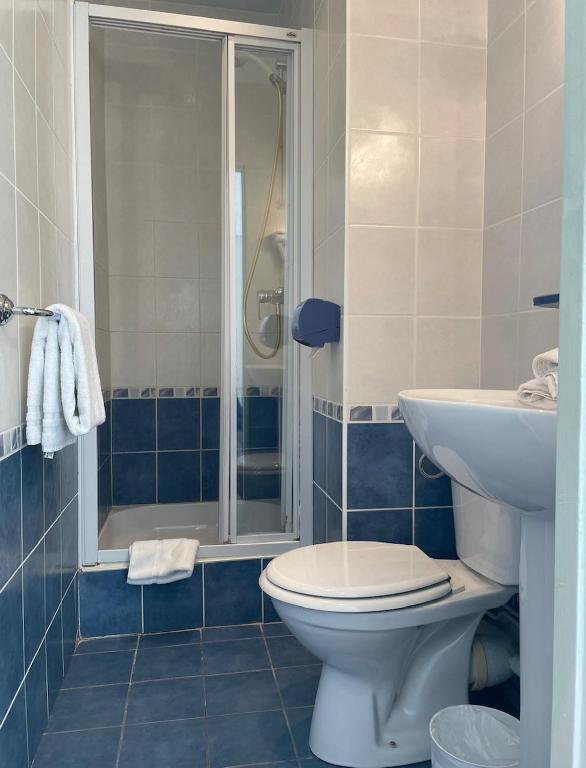 Koupelna v ubytování Hôtel le Thurot