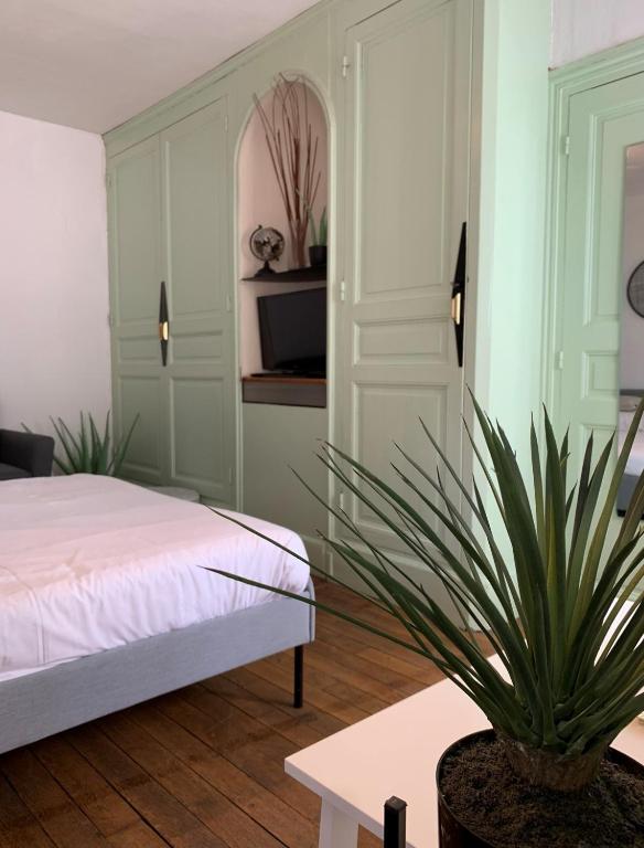 Postel nebo postele na pokoji v ubytování Hôtel le Thurot