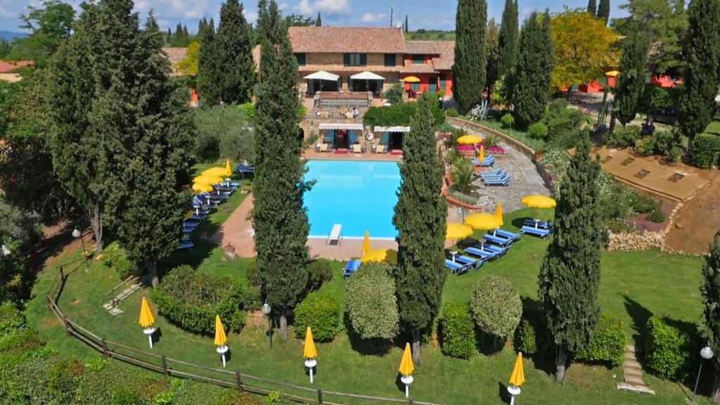 vista aerea di un resort con piscina di Casanova - Family Apartments Residence a San Quirico dʼOrcia