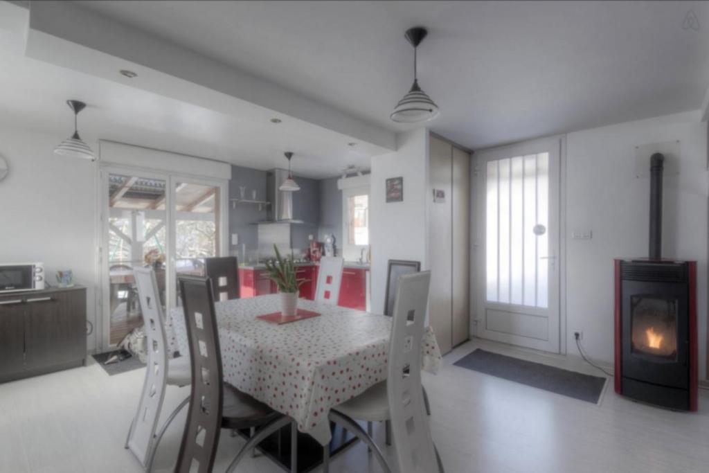 uma cozinha e sala de jantar com mesa e cadeiras em L'ATELIER, chalet 3* em Vecoux