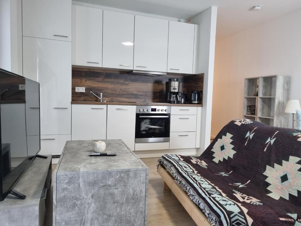 uma cozinha com um sofá e uma mesa num quarto em Zentrum,Modern,Silently,New Property,Parking Place,Netflix em Wetzlar