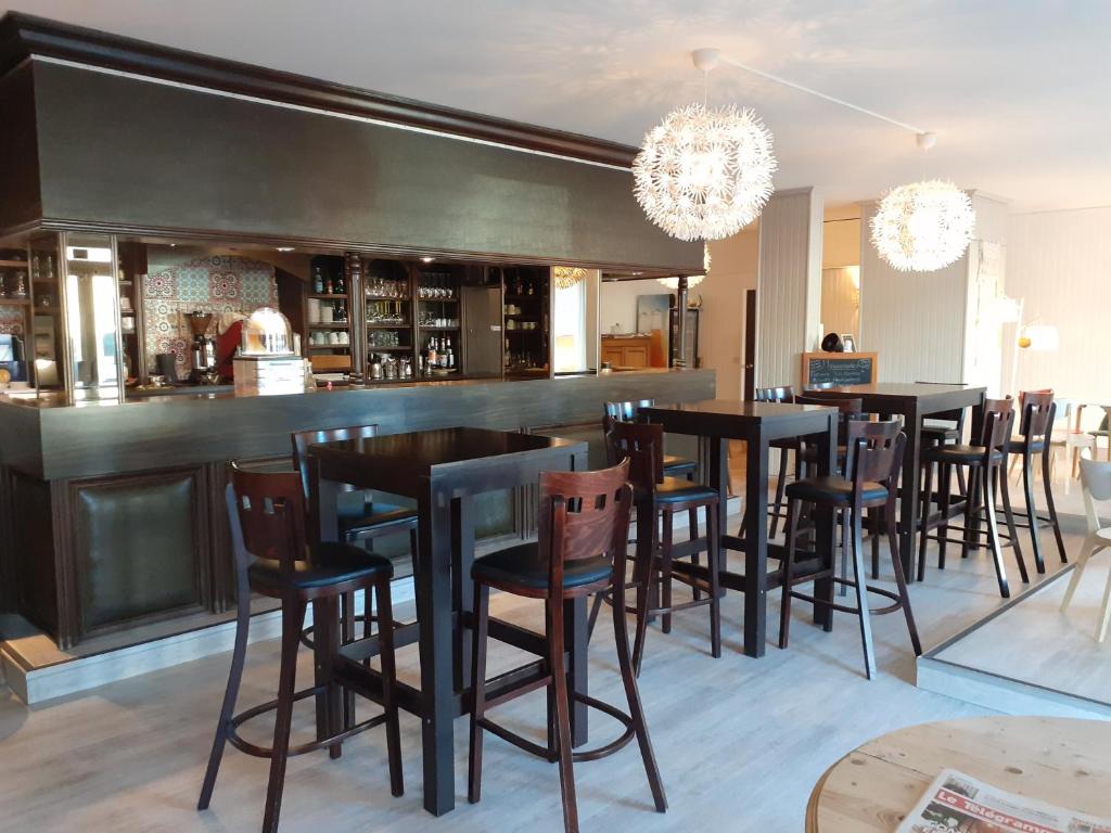 Lounge nebo bar v ubytování Fuzei Hôtel Lorient-Lanester