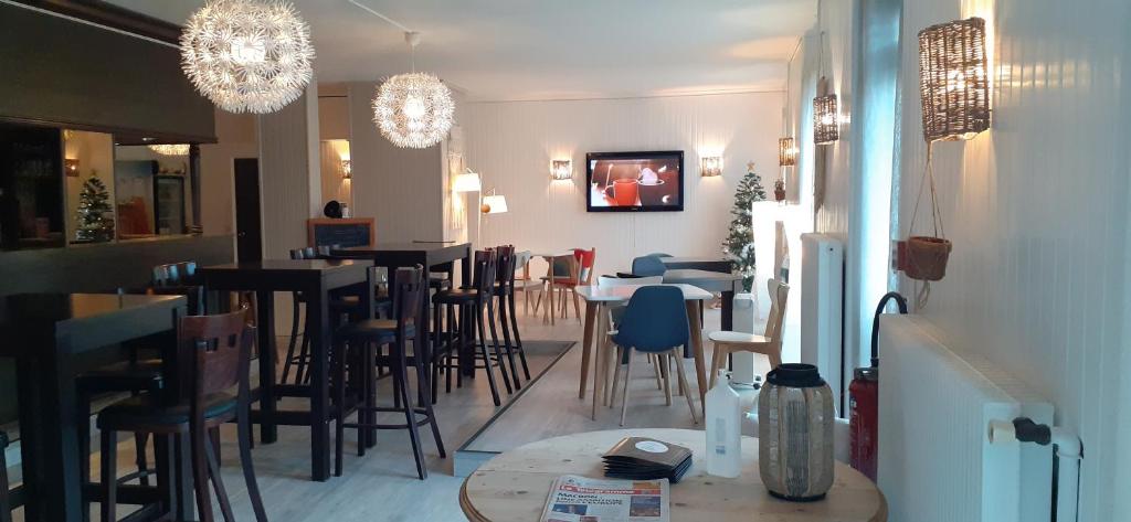 TV a/nebo společenská místnost v ubytování Fuzei Hôtel Lorient-Lanester