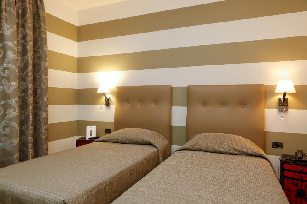 Posteľ alebo postele v izbe v ubytovaní Hotel Lancaster