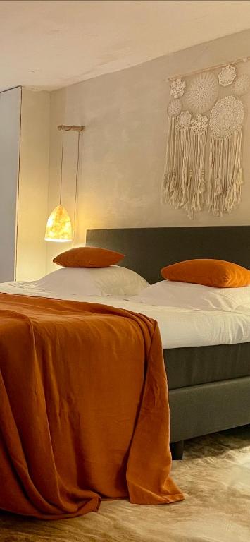 Postel nebo postele na pokoji v ubytování VILLA FER-GUY " Beeldige Suite met parking, nabij strand en casino"