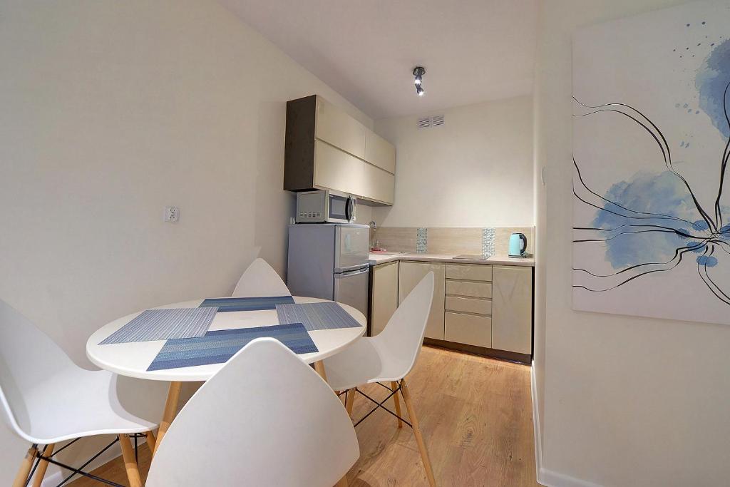Kuchyňa alebo kuchynka v ubytovaní Apartamenty EverySky - Osiedle Podgórze 1D