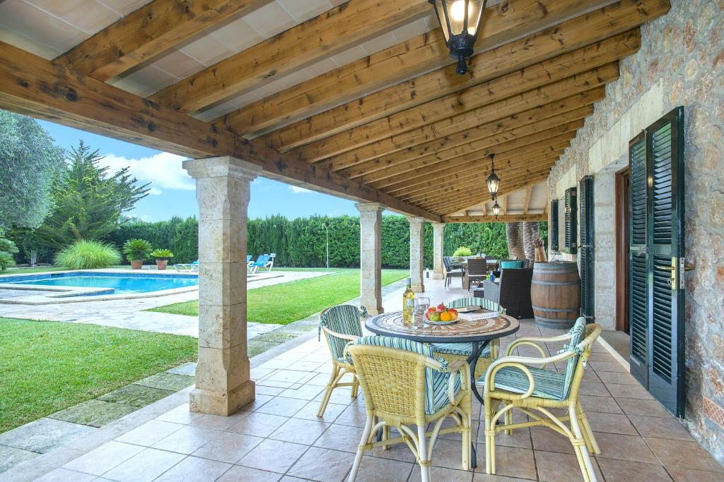 Bazén v ubytování Owl Booking Villa Can Pou - Luxury Holidays in Royal Gardens nebo v jeho okolí