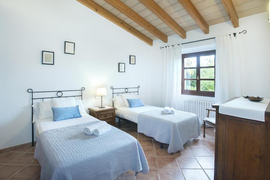 Postel nebo postele na pokoji v ubytování Owl Booking Villa Can Pou - Luxury Holidays in Royal Gardens