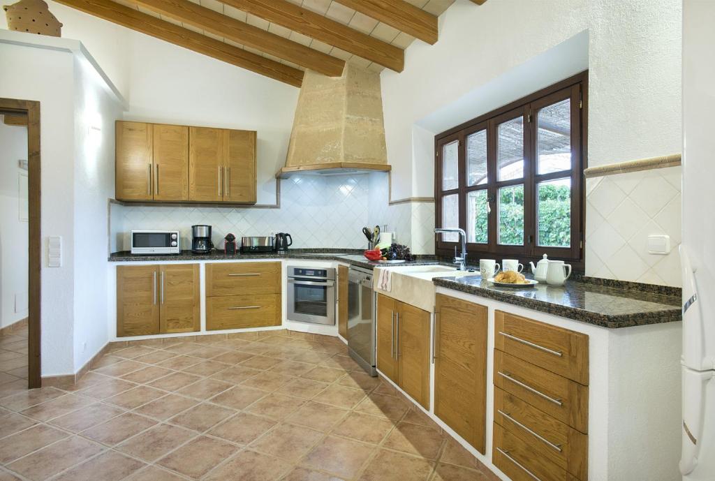 Kuchyň nebo kuchyňský kout v ubytování Owl Booking Villa Can Pou - Luxury Holidays in Royal Gardens