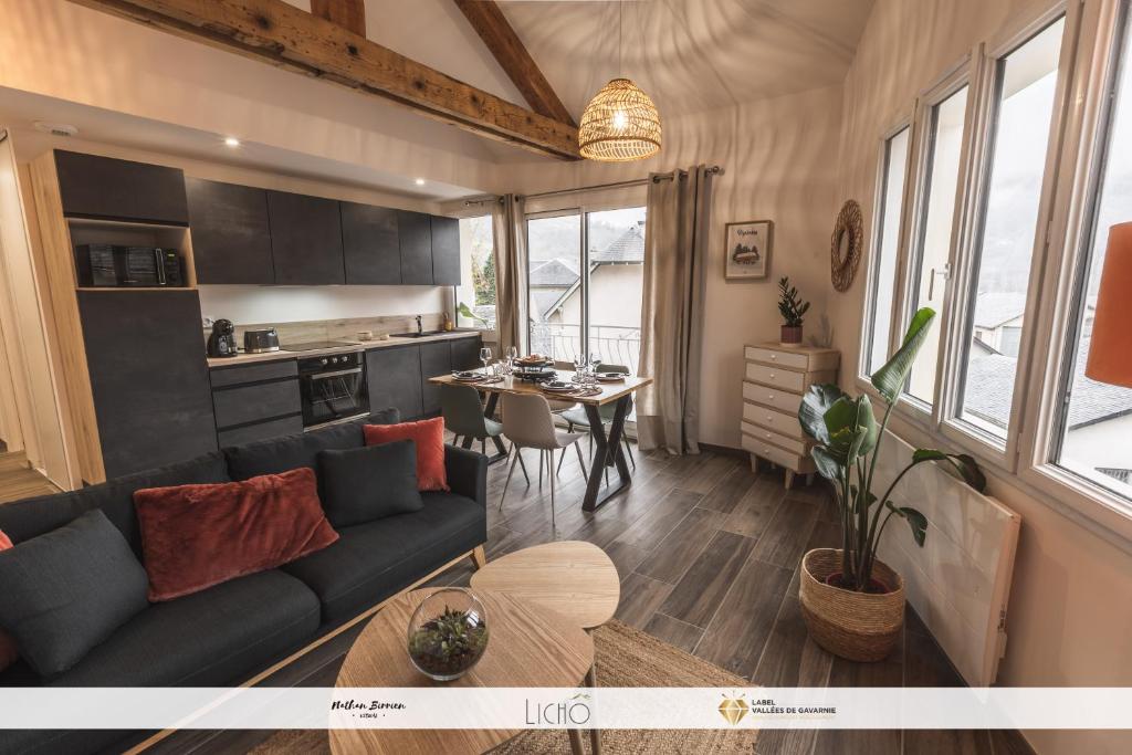 een woonkamer met een bank en een tafel bij La parenthèse du Tourmalet -draps inclus, local ski avec sèche chaussures in Luz-Saint-Sauveur