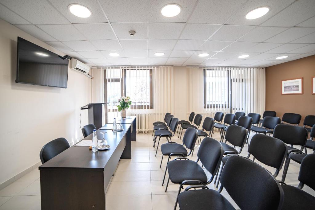 TV a/nebo společenská místnost v ubytování Hotel Novi Sad