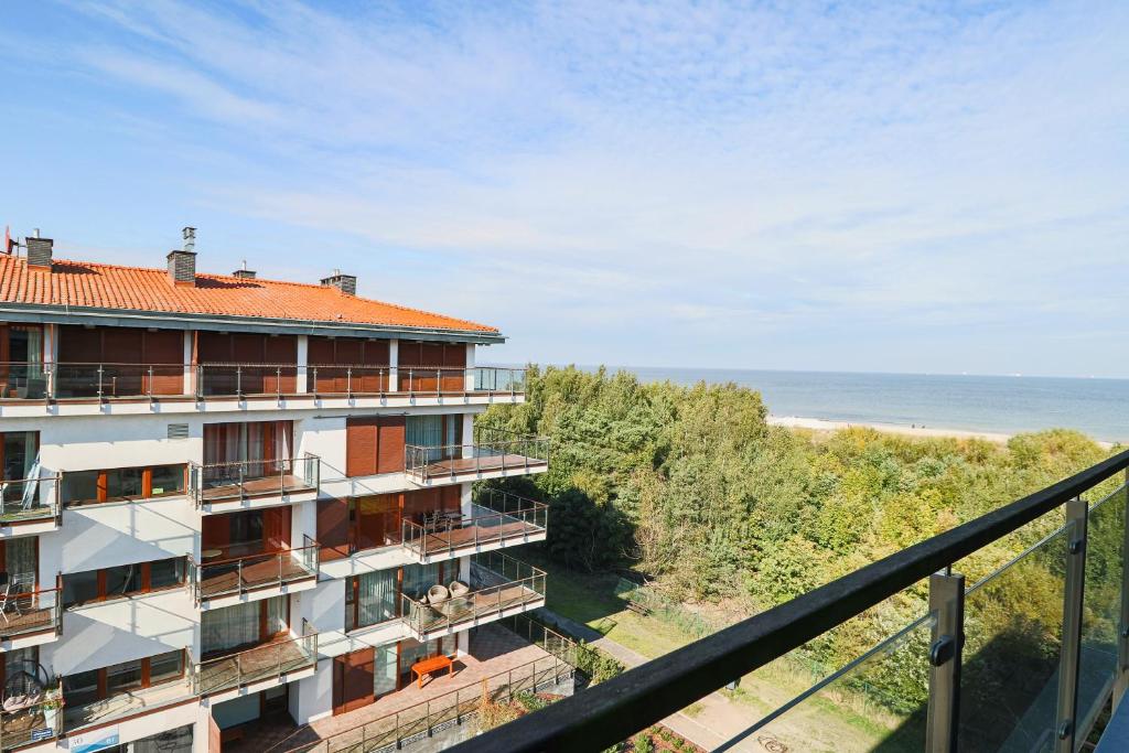 einen Blick auf ein Gebäude mit Meerblick im Hintergrund in der Unterkunft Baltic Park Plaza by Baltic Home in Świnoujście