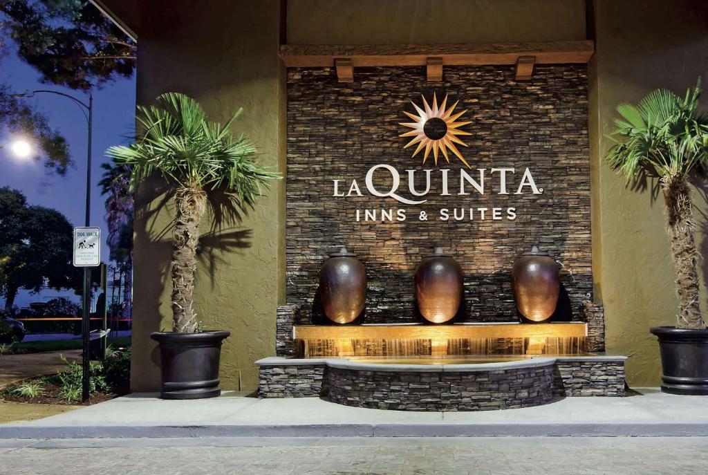 Przedni sklep z napisem "Laountina Kings and Suites" w obiekcie La Quinta by Wyndham San Jose Airport w mieście San Jose