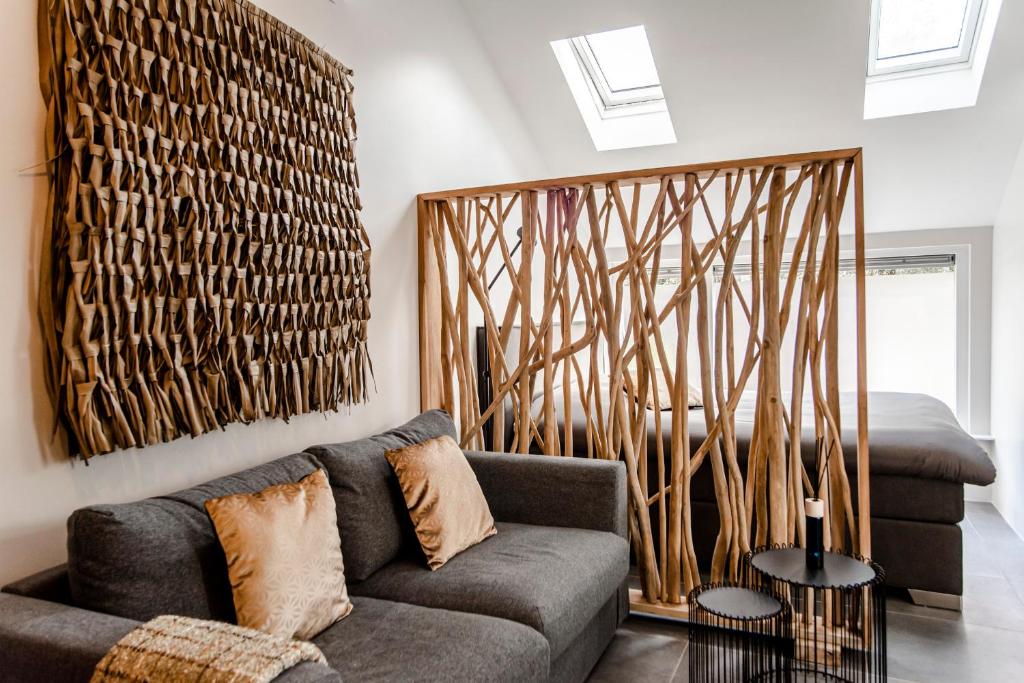 ein Wohnzimmer mit einem Sofa und einer Holzwand in der Unterkunft Casa Beach with parking and garden in Zandvoort